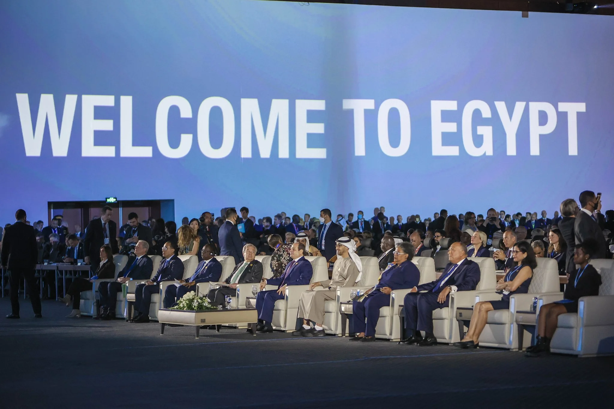 Descrição da imagem: líderes de diversos países se reúnem para assistir à COP27. Atrás deles, um outdoor diz: "welcome to Egipt".
